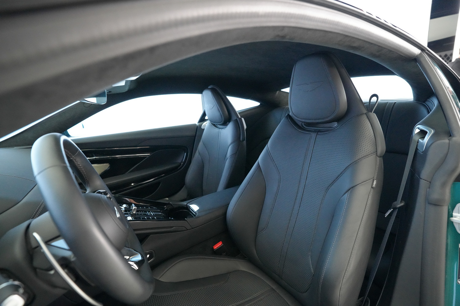 Aston Martin DB12