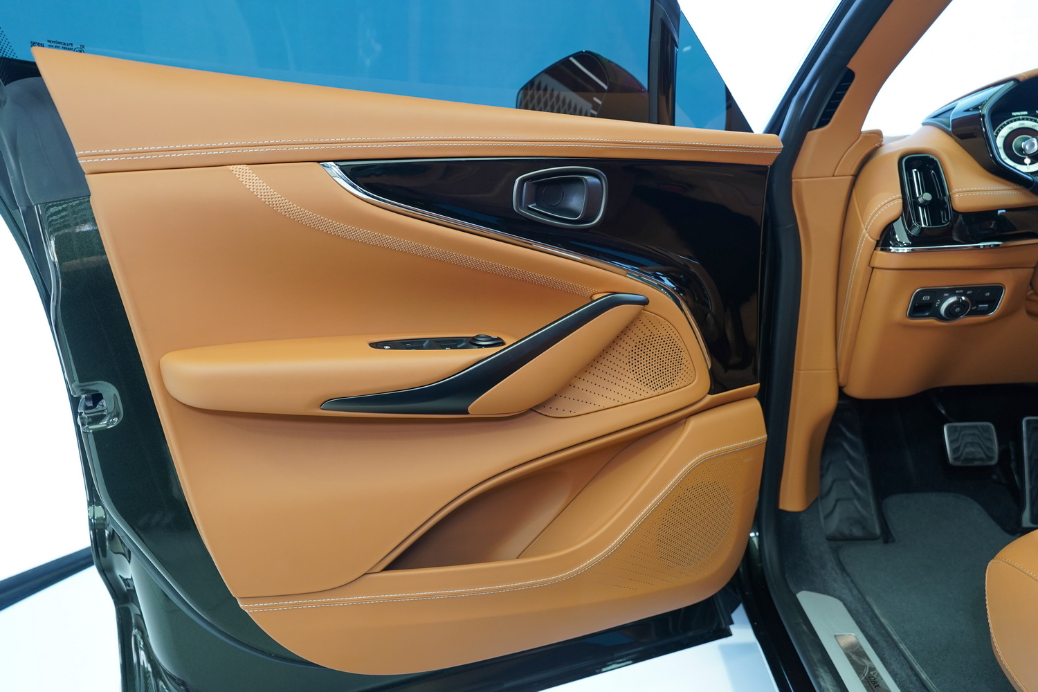 Aston Martin DBX 707