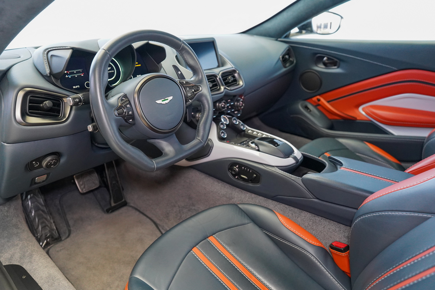 Aston Martin Vantage V8