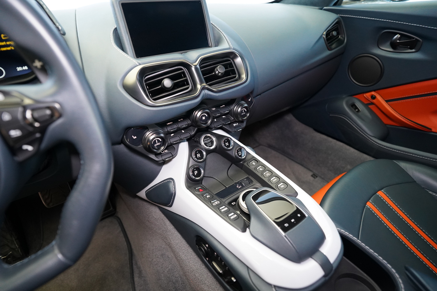 Aston Martin Vantage V8