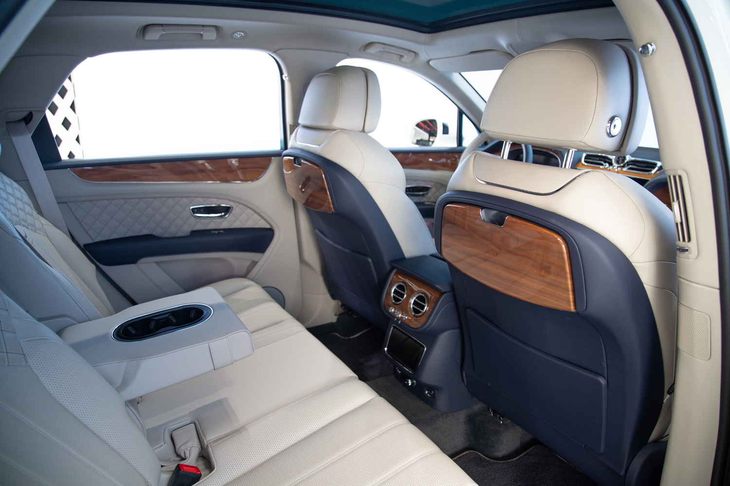 2021 White Bentley Bentayga Speed Black Edition W12 For Sale in Dubai, UAE