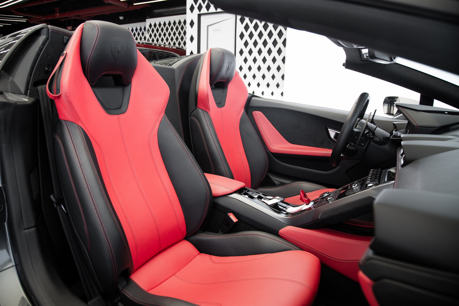 2018 Grey Huracan Spyder For Sale in Dubai, UAE