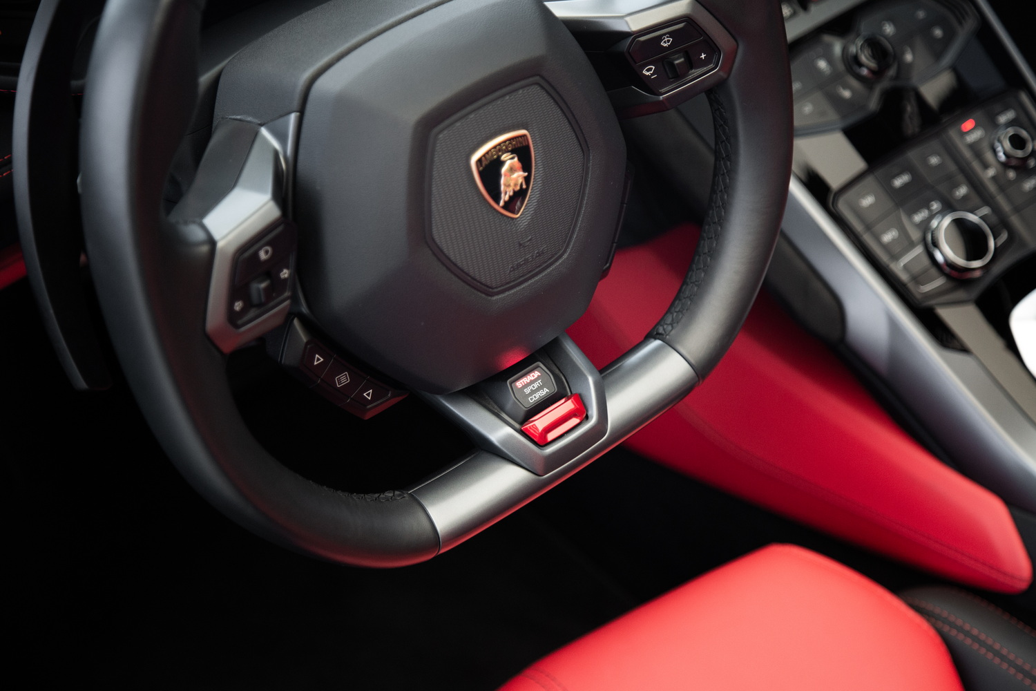 2018 Grey Huracan Spyder For Sale in Dubai, UAE