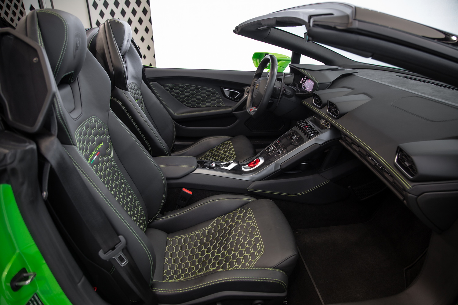 2019 Green Huracan Spyder For Sale in Dubai, UAE