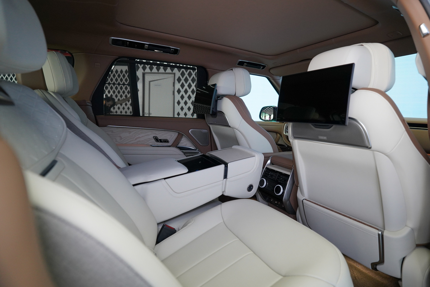 2025 Black Range Rover SV Autobiography SWB V8 For Sale in Dubai, UAE